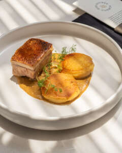 Cerdo y llapigacho en la cocina abierta de Dos Sucres Cuenca