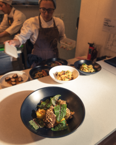 Chef en la cocina abierta de Dos Sucres Cuenca