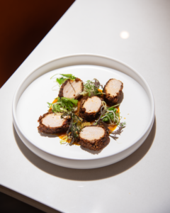 Plato de la carta pulso en la cocina abierta de Dos Sucres Cuenca