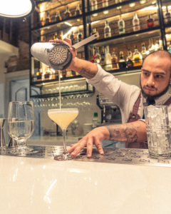 Bartener en la cocina abierta de Dos Sucres Cuenca