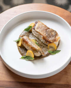 pescado Cerdo y llapigacho en la cocina abierta de Dos Sucres Cuenca