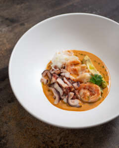 Ceviche en la cocina abierta de Dos Sucres Cuenca